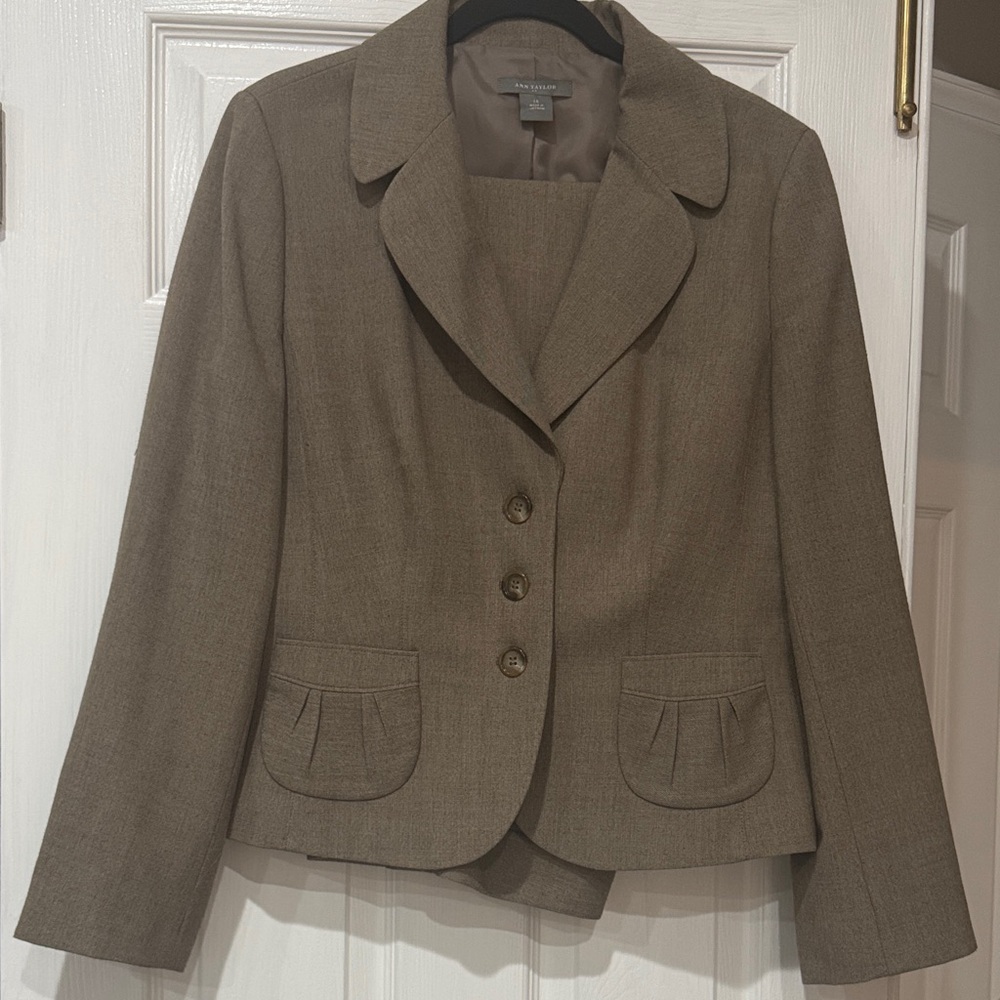 Ann Taylor Tan Women's Suit w Lining